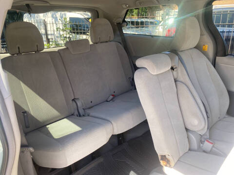 2011 Toyota Sienna LE 8-Passenger