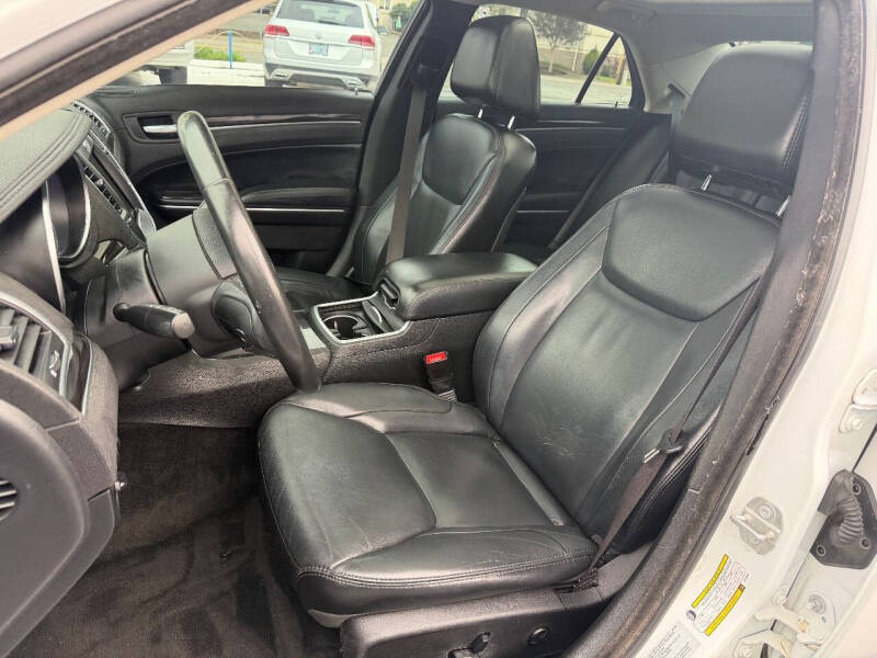 2016 Chrysler 300 Limited