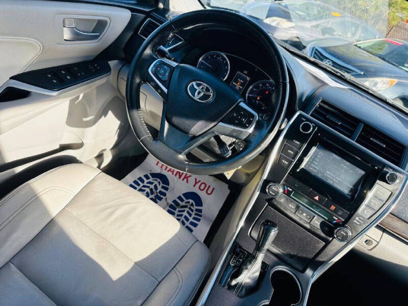 2015 Toyota Camry XLE photo 20