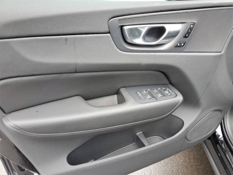 2025 Volvo XC60 B5 Plus Dark Theme