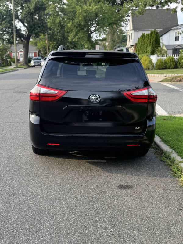 2016 Toyota Sienna LE 8-Passenger