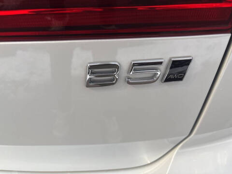 2025 Volvo XC60 B5 Core Dark Theme