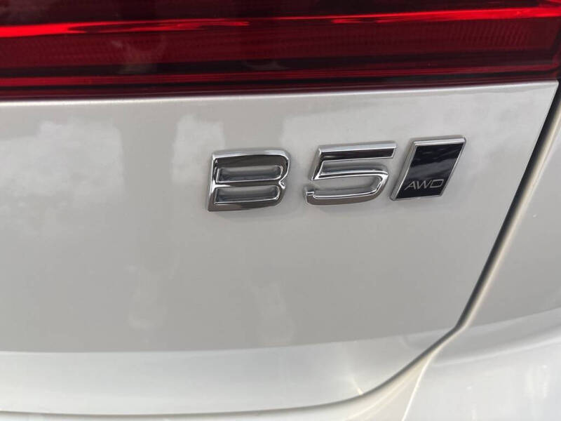 2025 Volvo XC60 B5 Core Dark Theme