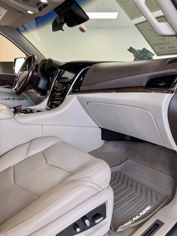 2017 Cadillac Escalade Luxury