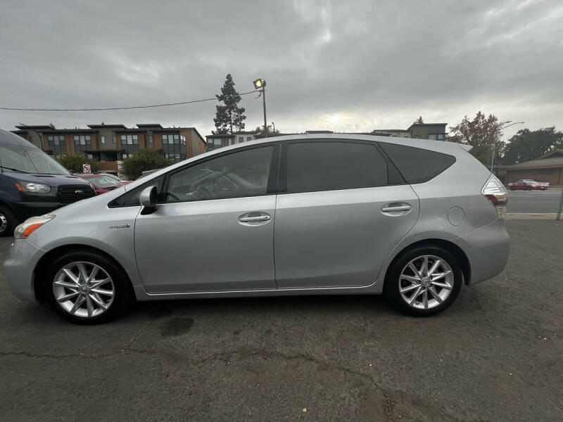2013 Toyota Prius v Five