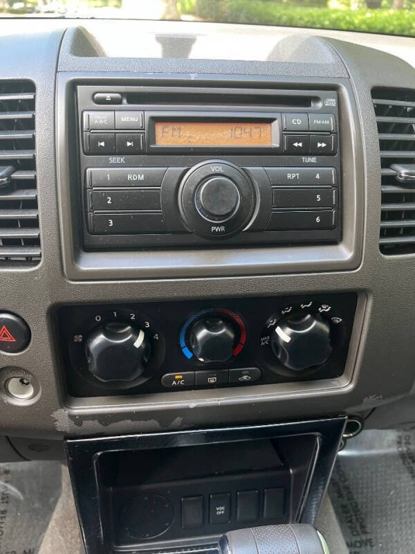 2011 Nissan Pathfinder LE