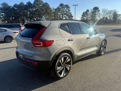 2024 Volvo XC40 B5 Ultimate Dark Theme