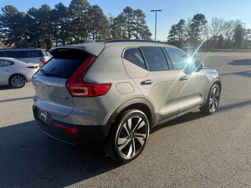 2024 Volvo XC40 B5 Ultimate Dark Theme