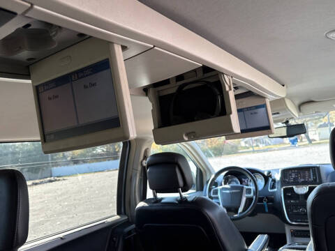 2013 Chrysler Town and Country Touring-L