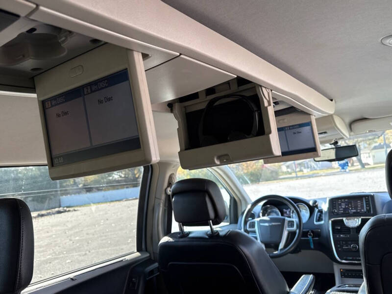 2013 Chrysler Town and Country Touring-L