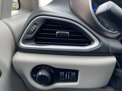 2021 Chrysler Voyager LX