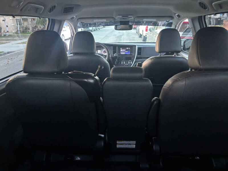 2020 Toyota Sienna SE Premium 8-Passenger