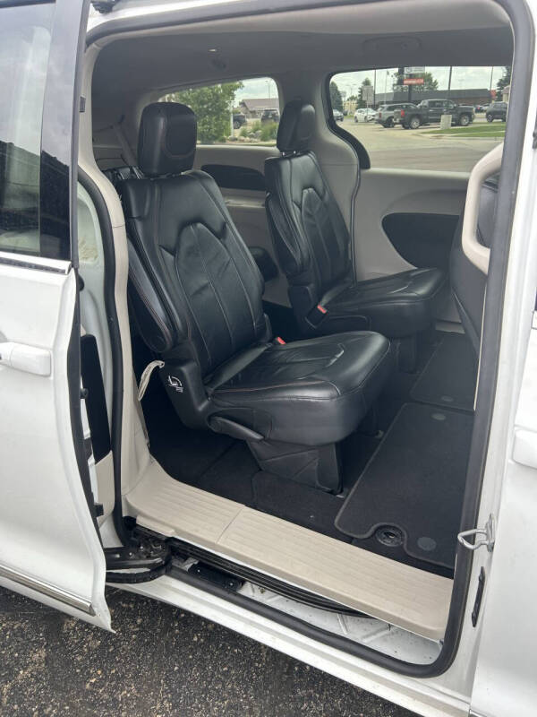 2017 Chrysler Pacifica Touring-L