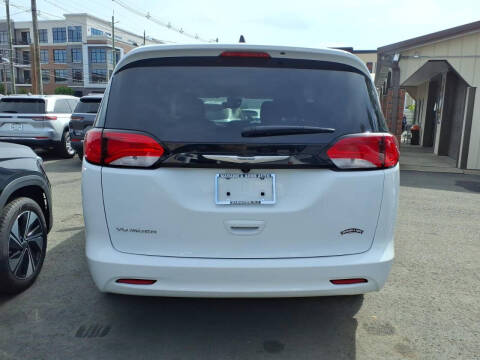 2023 Chrysler Voyager LX