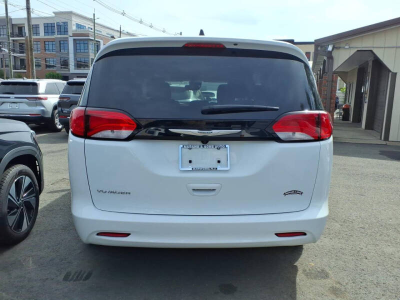 2023 Chrysler Voyager LX