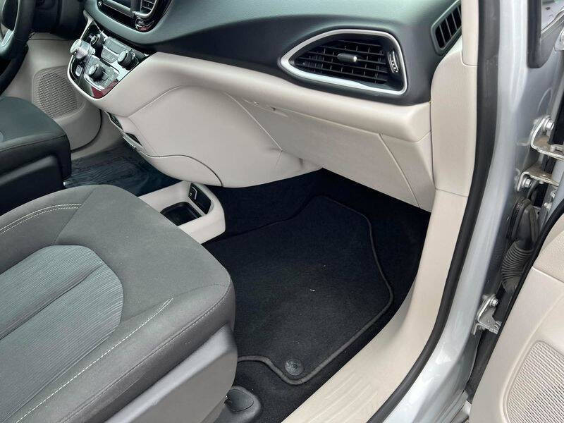 2024 Chrysler Voyager LX