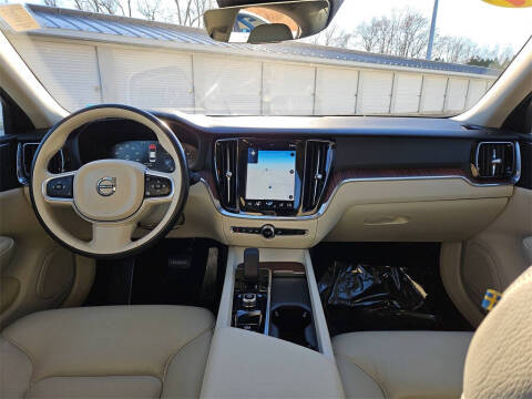 2022 Volvo S60 B5 Momentum