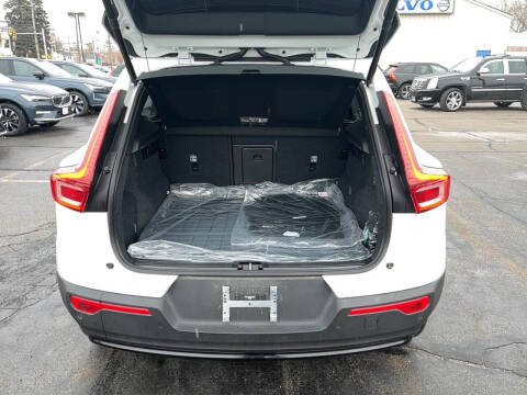 2025 Volvo XC40 B5 Plus Dark Theme