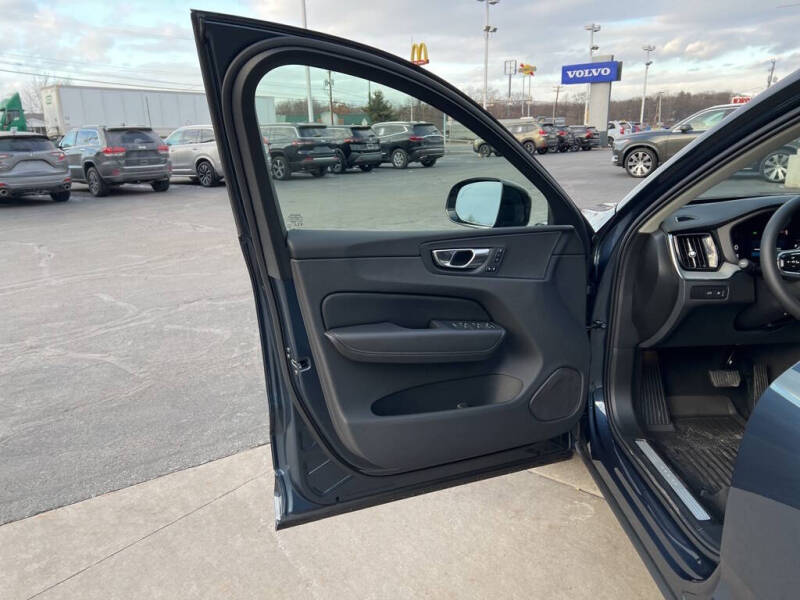 2025 Volvo XC60 T8 Plus Dark Theme