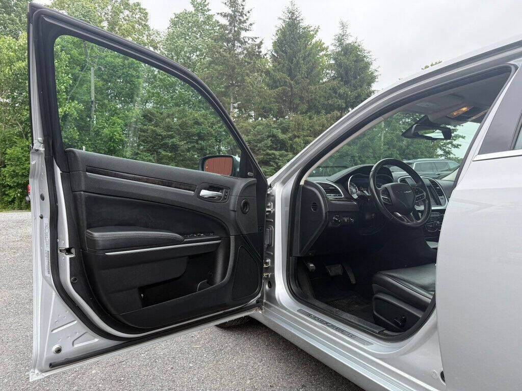 2019 Chrysler 300 18