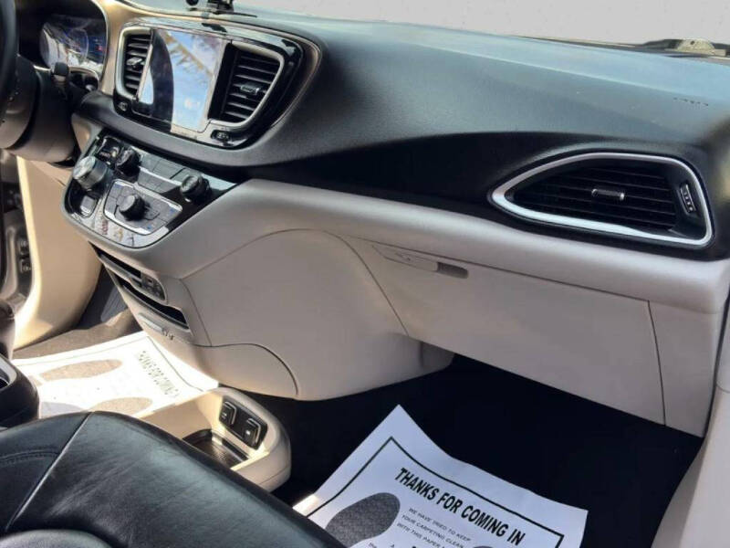 2017 Chrysler Pacifica Touring-L