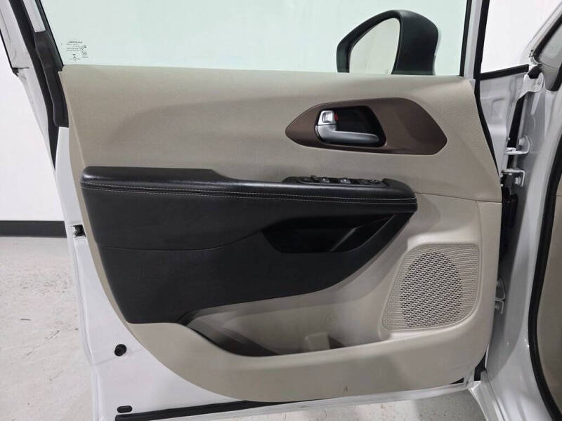 2022 Chrysler Voyager LX