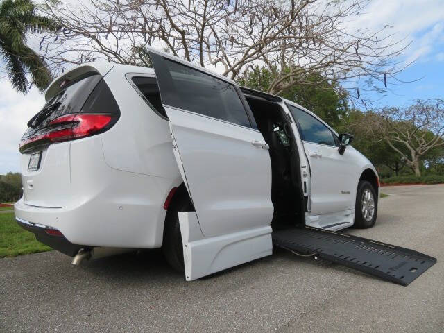 2025 Chrysler Pacifica Select