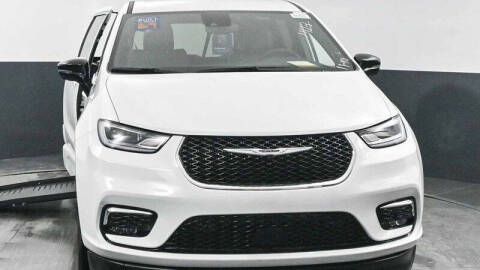 2025 Chrysler Pacifica Select