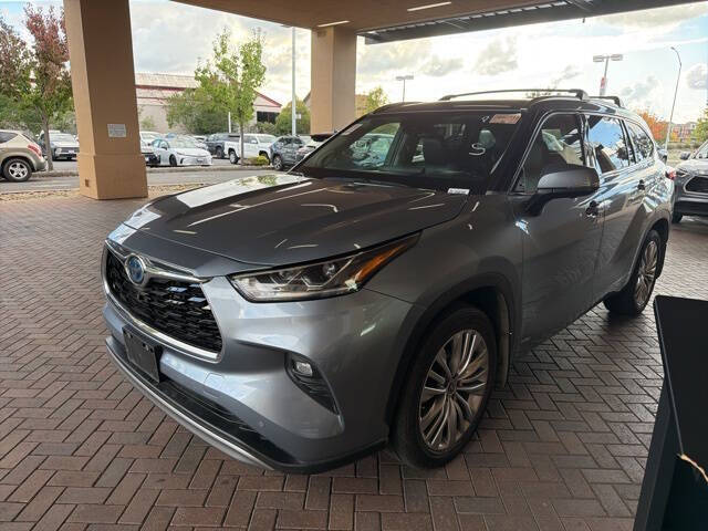 2023 Toyota Highlander Hybrid Platinum