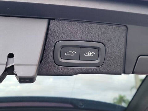 2024 Volvo XC60 B5 Core Dark Theme