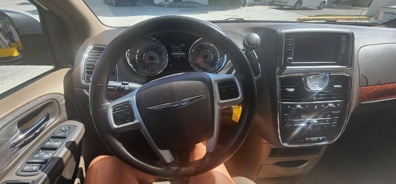 2016 CHRYSLER Town and Country Minivan - $7,950