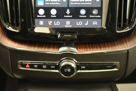 2023 Volvo XC60 B5 Plus Dark Theme