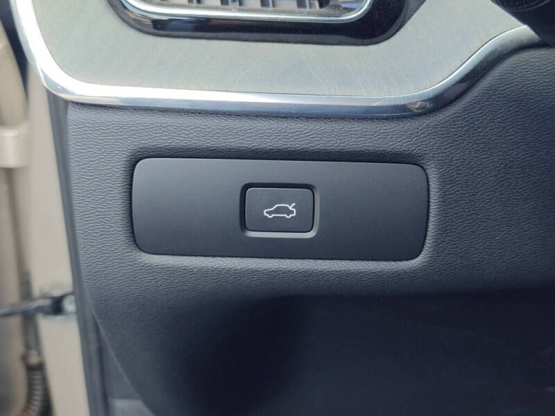 2025 Volvo XC60 B5 Plus Dark Theme