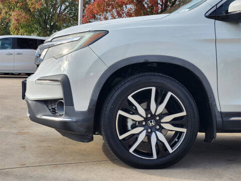 2021 Honda Pilot Touring w/Rear Captain's Chairs