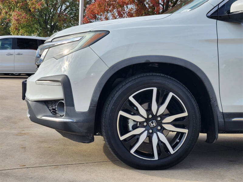 2021 Honda Pilot Touring w/Rear Captain's Chairs