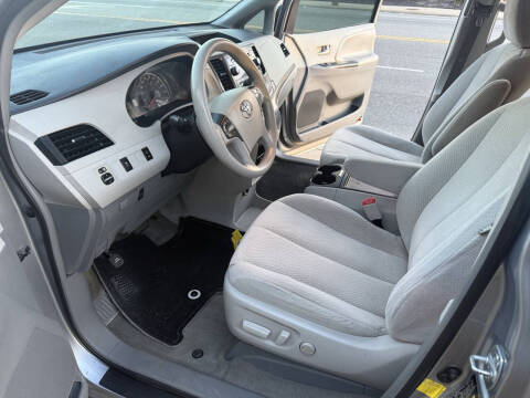 2013 Toyota Sienna LE 7-Passenger Auto Access Seat