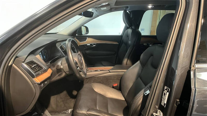 2021 Volvo XC90 T6 Momentum 6-Passenger