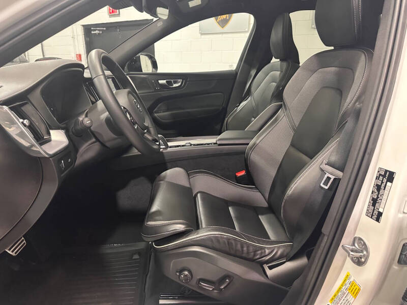 2022 Volvo XC60 B6 R-Design