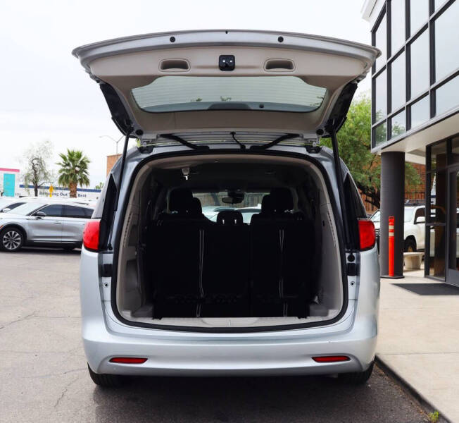 2023 Chrysler Voyager LX