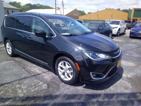 2017 Chrysler Pacifica for sale at River City Auto Sales in Cottage Hills IL