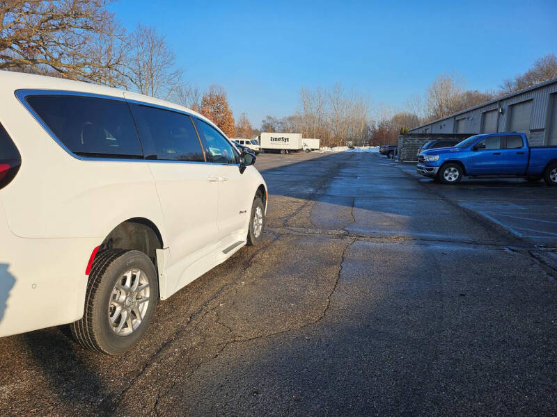 2025 Chrysler Pacifica Select