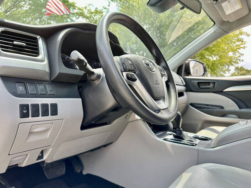 2019 Toyota Highlander SUV - $32,995