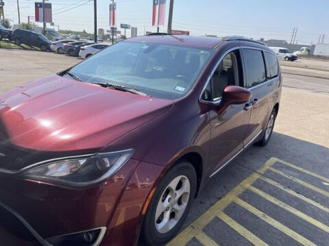 2017 Chrysler Pacifica for sale at FREDY USED CAR SALES in Houston TX