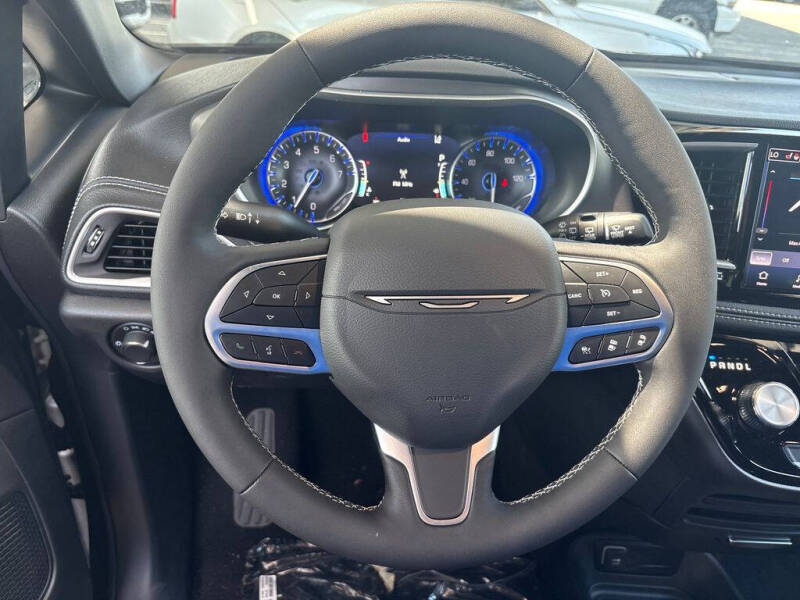 2027 Chrysler Pacifica Select
