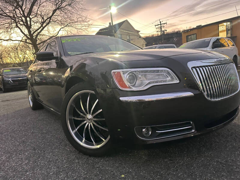 Chrysler 300's photo