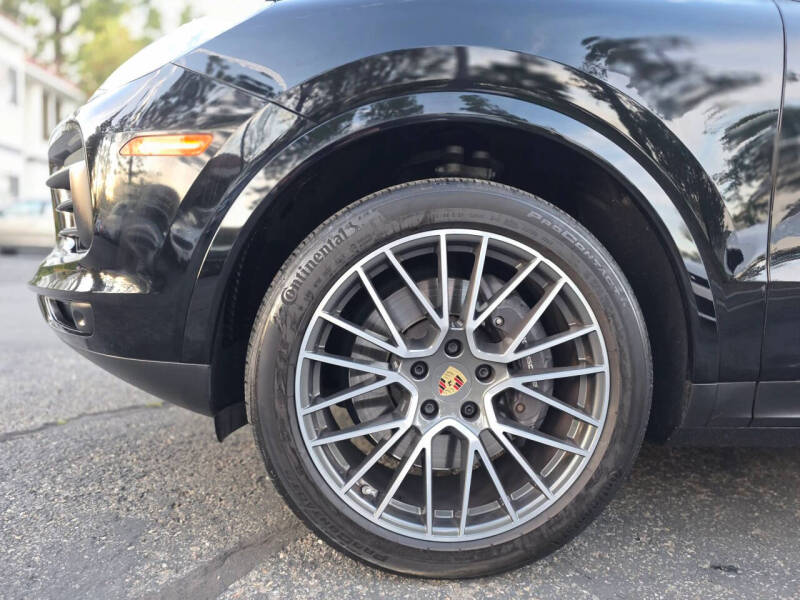 2023 Porsche Cayenne Platinum Edition