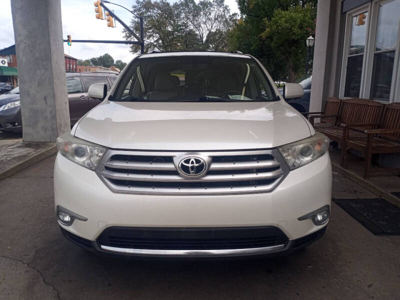 2013 Toyota Highlander for sale at ROBINSON AUTO BROKERS in Dallas NC