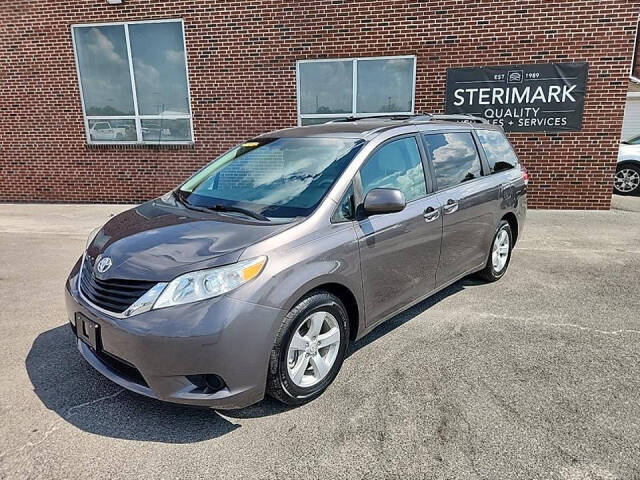 2012 Toyota Sienna LE's photo