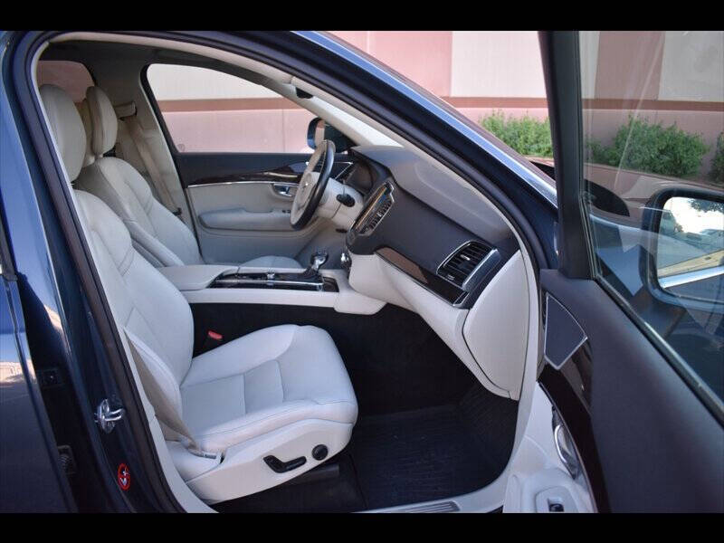 2018 Volvo XC90 T6 Momentum