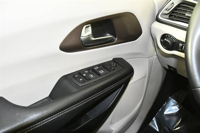 2022 Chrysler Voyager LX
